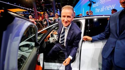 El presidente del grupo Volkswagen, Herbert Diess, durante el Salón del Automóvil de Frankfurt de 2019.  