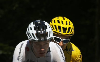 Geraint Thomas, con el maillot amarillo, detrás de Chris Froome. 