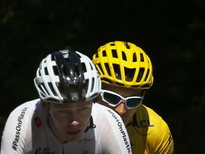 Geraint Thomas, con el maillot amarillo, detrás de Chris Froome. 