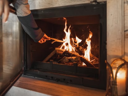Esta es la mejor manera de deshollinar la chimenea, con un leño deshollinador
