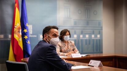 El portavoz adjunto en el Congreso, Edmundo Bal, y la vicepresidenta primera del Gobierno, Carmen Calvo, en una reunión en el Palacio de la Moncloa sobre sus acuerdos para la crisis sanitaria.