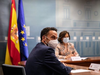 El portavoz adjunto en el Congreso, Edmundo Bal, y la vicepresidenta primera del Gobierno, Carmen Calvo, en una reunión en el Palacio de la Moncloa sobre sus acuerdos para la crisis sanitaria.