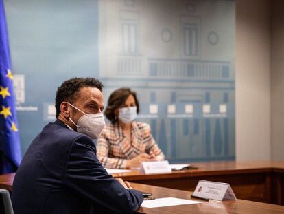 El portavoz adjunto en el Congreso, Edmundo Bal, y la vicepresidenta primera del Gobierno, en la reunión que mantuvieron el pasado mes de junio.