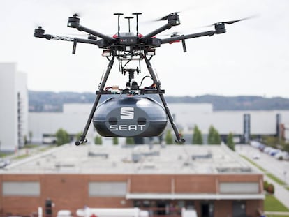 El dron de Seat que transporta components per a cotxes.