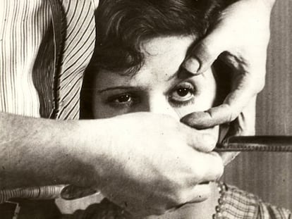Fotograma del inicio de 'Un perro andaluz', una película dirigida en 1929 por Luis Buñuel.
