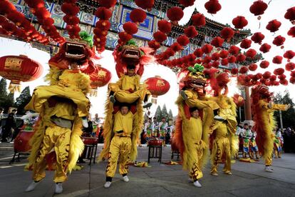 Bailarines participan en una exhibición en el parque Ditan durante las celebraciones del Año Nuevo en Pekín.
