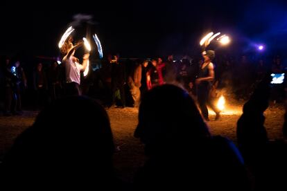 Espectáculo de fuego en el recinto de la macrofiesta, cuya organización no tiene nada que envidiar a la de un festival gestionado por una gran promotora.