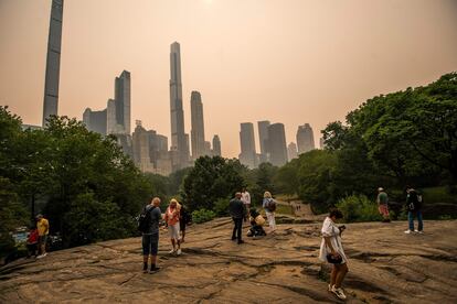 Personas caminan por Central Park, este miércoles, bajo el humo de los incendios en Canadá.