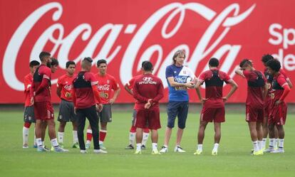 A seleção peruana de futebol, durante um treinamento.