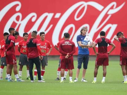 A seleção peruana de futebol, durante um treinamento.