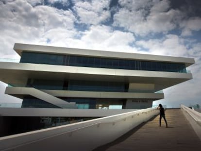 Edificio Veles e vents, de la d&aacute;rsena de Valencia. 