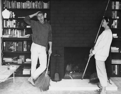 Steve McQueen junto a su primera mujer, la actriz Neile Adams, en su casa en 1958.