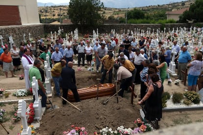 El féretro con los restos mortales de Gerardo Yusta Yuste, de 78 años, fallecido ayer en el accidente de autobús ocurrido ayer en Tornadizos (Ávila), recibe sepultura en el cementerio de la localidad de San Juan de la Nava, 9 de julio de 2013.