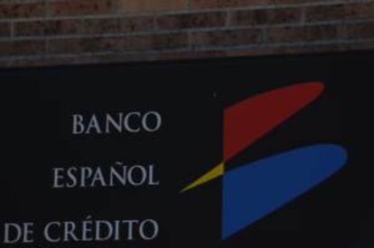 Logotipo del Banco Español de Crédito, Banesto, en una sucursal de Sanchinarro (Madrid). EFE/Archivo