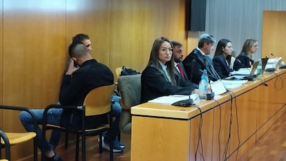 Los dos acusados, en la primera jornada del juicio por el homicidio de José Rosado en 2021 en Madrid.