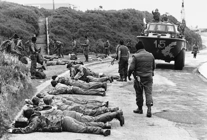 Los soldados británicos se rinden ante las tropas argentinas que invadieron las islas el 2 de abril de 1982 en Puerto Stanley, Islas Malvinas.