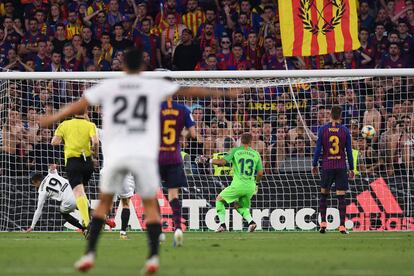 Rodrigo Moreno (a la izquierda) marca el segundo gol del Valencia.