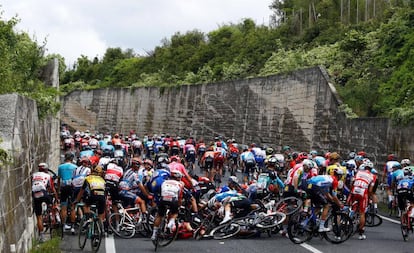 Varios ciclistas durante una caida múltiple en la sexta etapa del 102º Giro de Italia, en el tramo desde Cassino hasta San Giovanni Rotondo.