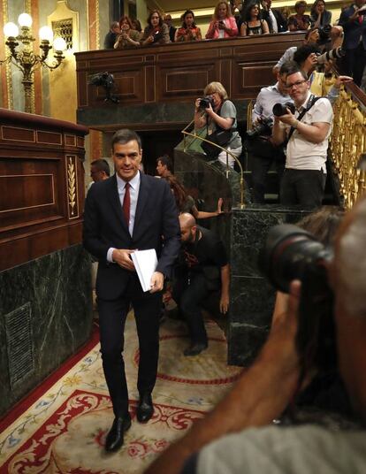 Pedro Sánchez, rodeado de fotógrafos, a su llegada al interior del Congreso.