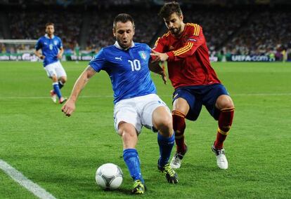 Cassano y Piqué en la final de la Eurocopa de Ucrania y Polonia.