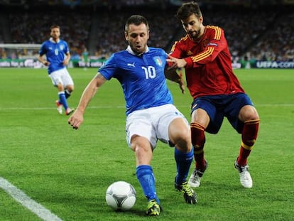 Cassano y Piqué en la final de la Eurocopa de Ucrania y Polonia.