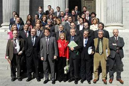 Los integrantes de la Comisión Constitucional, excepto los representantes del PP, posan a las puertas del Congreso en la última jornada de debate.