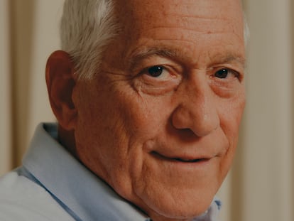 El escritor Walter Isaacson, retratado en su piso de Manhattan, en Nueva York.