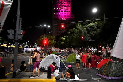 Manifestantes acampan frente al Ministerio de Desarrollo Social para exigir "trabajo digno".