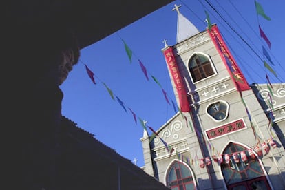 Un lugare?o observa una vieja iglesia en la localidad de Mentougou, a unos 100 kilmetros al noroeste de Pekn (China). Casi todos los residentes de este lugar van a la iglesia cada da para rezar y celebrar juntos la Navidad.