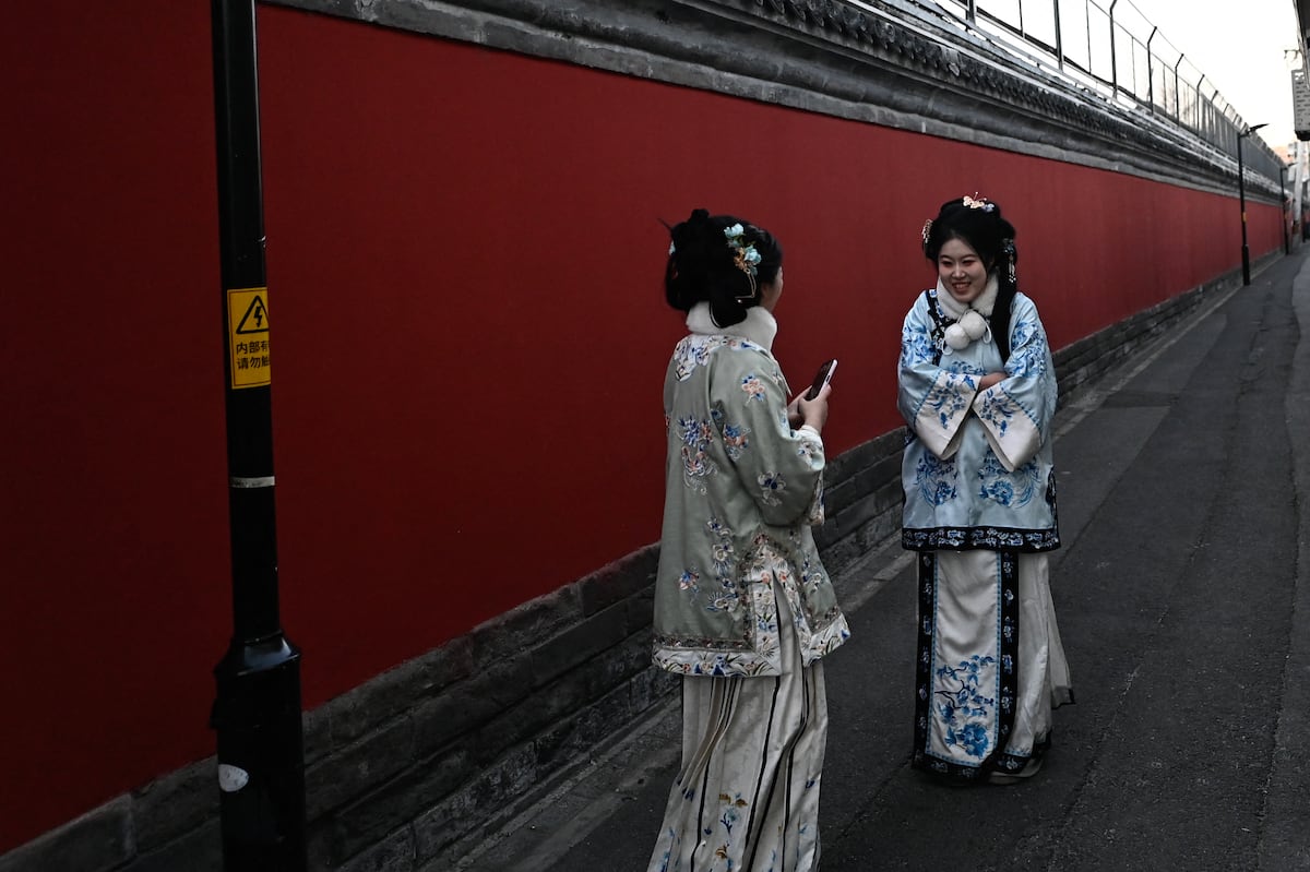 Pekín presume del ‘Chinamaxxing’: la fascinación de los jóvenes occidentales por el día a día en China