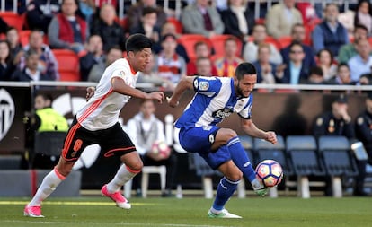 Enzo P&eacute;rez y Andone luchan por un bal&oacute;n.