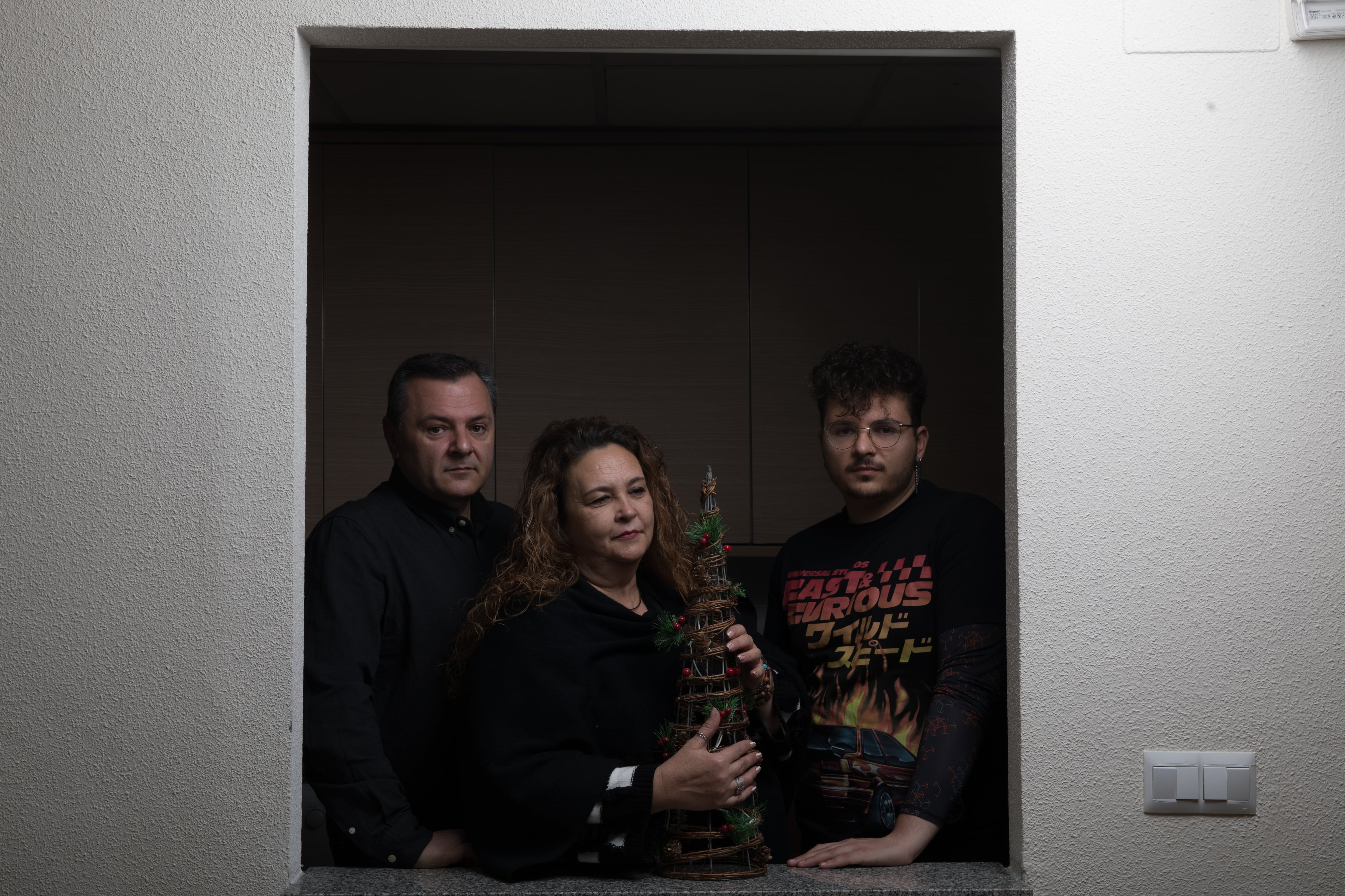 Juan Fuentes, junto a su mujer Eva y su hijo Iván en el apartahotel en los que los alojó la Comunidad de Madrid tras perder su casa en 2021. 