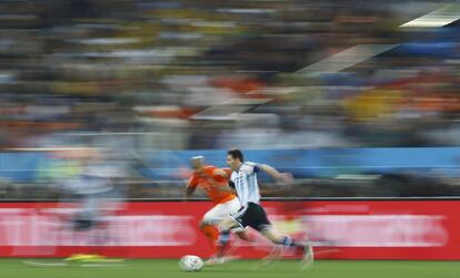 O atacante argentino Lionel Messi luta pela bola enquanto é seguido pelo jogador holandês Nigel.