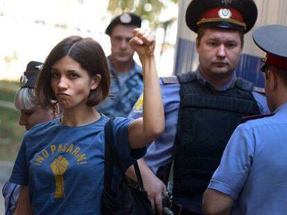 Una miembro del grupo Pussy Riot entra esta mañana a un juzgado en Moscú.