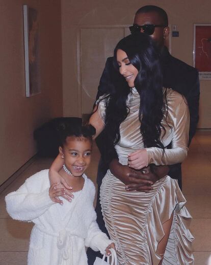 Kim Kardashian ha compartido con sus seguidores varias imágenes rodeada de su familia. La celebridad está casada con el rapero Kanye West, con el que tiene cuatro hijos: North, de seis años, Saint, de tres, Chicago, de uno, y Psalm, de siete meses.
