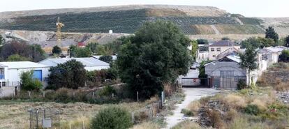 The end of Francisco Álvarez street, with the Valdemingómez landfill site in the background.