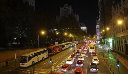 Tráfico parado en la subida de la cuesta de San Vicente hacia Gran Vía.