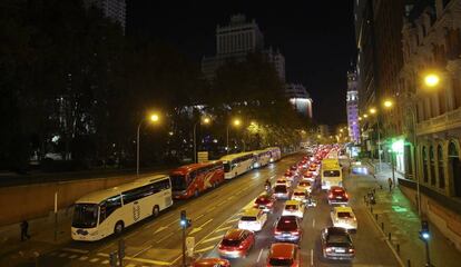 Tr&aacute;fico parado en la subida de la cuesta de San Vicente hacia Gran V&iacute;a.