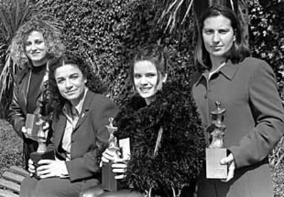 Las premiadas por el Instituto Andaluz de la Mujer posan en el Carmen de los Mártires.