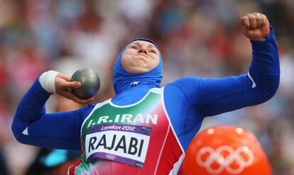 La iraní Leyla Rajabi en la prueba de lanzamiento de peso.