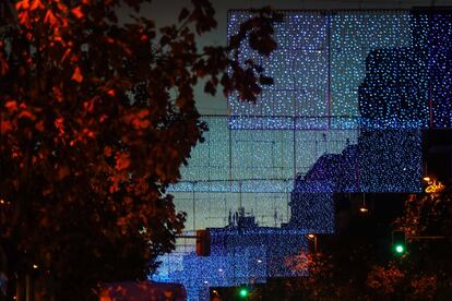 El 24 de noviembre se iluminaron por primera vez luces de Navidad en la calle General Ricardos este año.