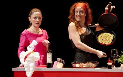 Sonia de Munck (izquierda) y Beatriz Lanza, en una escena de 'Divas de fogones'.