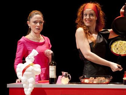 Sonia de Munck (izquierda) y Beatriz Lanza, en una escena de &#039;Divas de fogones&#039;.
