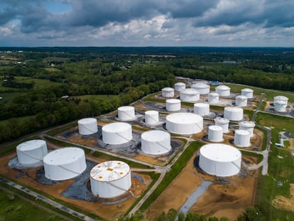 Depósitos de combustible en una planta de Colonial en Woodbine (Maryland), este sábado.