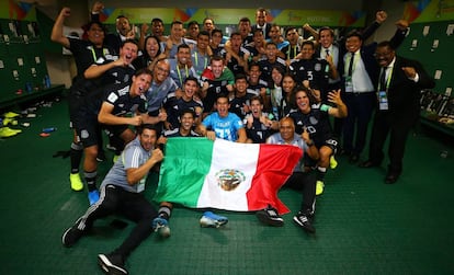 Los futbolistas de México celebran su pase a la final.