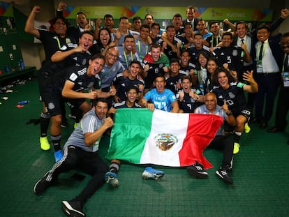 Los futbolistas de México celebran su pase a la final.