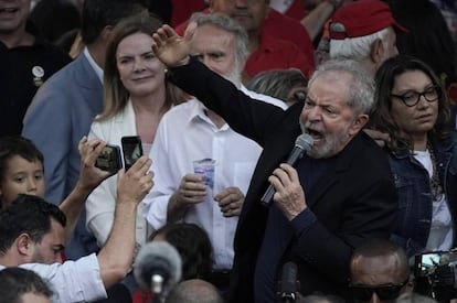 Lula da Silva habla ante sus partidiarios, los cuales se reunieron desde tempranas horas de este viernes a esperar su salida de prisión.