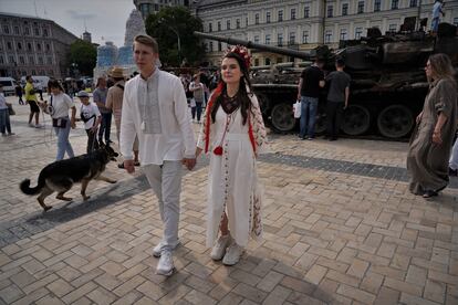 Tras la ceremonia, los novios pasearon por Kiev, donde las autoridades han improvisado algo parecido a un museo de la guerra en una de las plazas con varios carros de combate rusos destrozados.