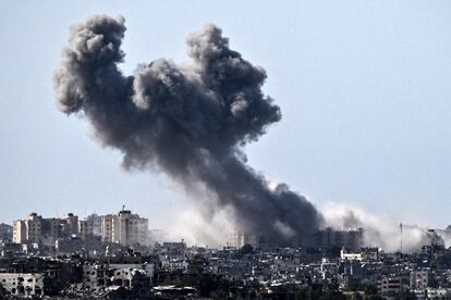 Una columna de humo se eleva sobre la ciudad de Gaza tras un bombardeo israelí, este sábado. 