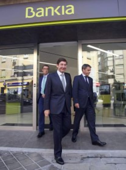 El Presidente de Bankia,Jos&eacute; Ignacio Goirigolzarri, tras su visita,sale de la remodelada oficina de la entidad en Alicante.